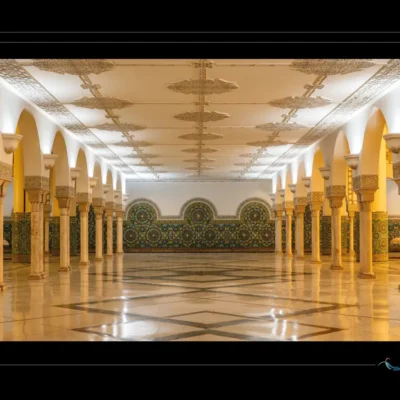 Mosquée Hassan II, hammams souterrains, marbre sculpté, zelliges marocains, architecture islamique, vapeur sacrée, salles d’eau, artisanat marocain, arches monumentales, Casablanca