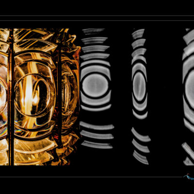 Photographie d’une lentille de Fresnel de phare maritime, montrant les anneaux optiques et la projection du faisceau lumineux. Idéal pour les recherches liées à lentille de Fresnel, phare côtier, optique maritime, signalisation lumineuse, patrimoine des phares, ingénierie optique, photographie de lentille, architecture du faisceau, lumière concentrée, navigation nocturne. Ordigraph