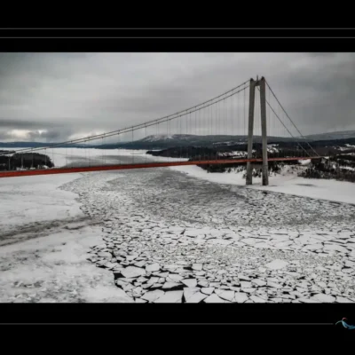 Le fleuve éclaté sous le gel