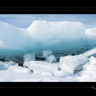 Photo de formation glacée avec couches de glace bleue, blocs fracturés, textures naturelles et ambiance polaire. Image haute définition, idéale pour blog de voyage, site photo, inspiration arctique, glaciologie et récits visuels. Ordigraph
